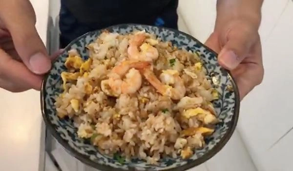 Thuỷ tiên khoe clip công vinh làm cơm chiên nhìn lóng ngóng nhưng thành quả khiến ai cũng choáng