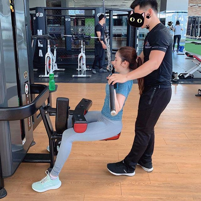 Thúy vi tôi chi li tiết kiệm tiếc tiền nên phải cố lết đi tập gym