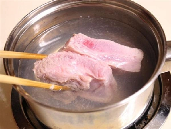 Tiến sĩ dinh dưỡng chỉ cách rửa luộc thịt lợn ngon an toàn không độc hại