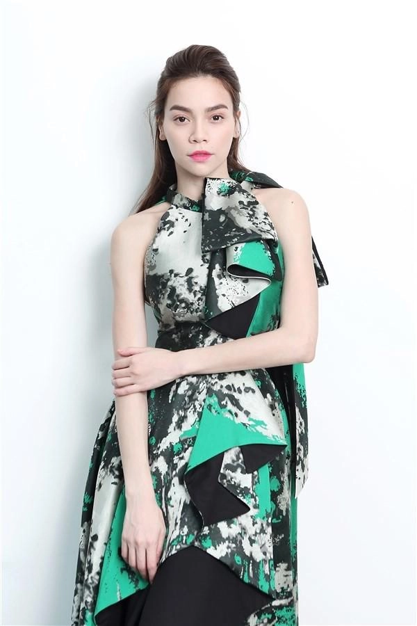 Tình chị em đã không còn nhưng minh hằng vẫn diện lại váy của hồ ngọc hà