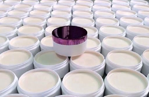 tình nhân hợp lệ của vua charles thích mặc váy khoe ngực chết trẻ vì mỹ phẩm nhiễm độc chì