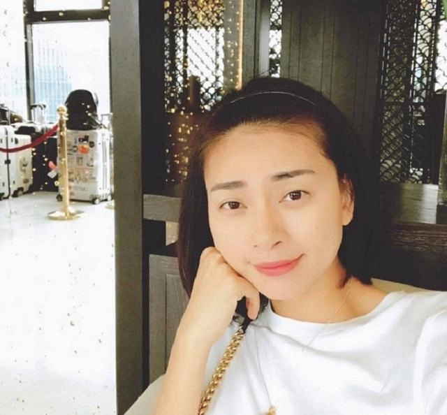 Trái với vẻ lam lũ trên phim hai phượng ngoài đời khiến đàn ông điêu đứng bởi nhan sắc
