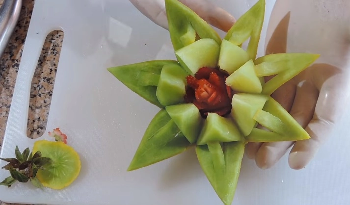 Trổ tài trang trí đĩa hoa quả khiến mẹ chồng cũng phải tấm tắc khen