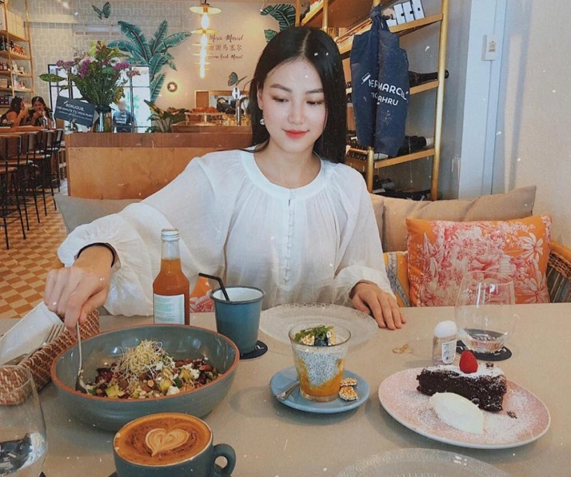 Trước đăng quang hh trái đất phương khánh dành cả tuổi thanh xuân để ăn sang chảnh thế này