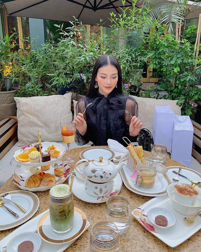 Trước đăng quang hh trái đất phương khánh dành cả tuổi thanh xuân để ăn sang chảnh thế này
