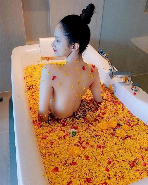 Trút bỏ xiêm y khoe lưng trần gợi cảm hương giang vẫn mất điểm bởi điều này