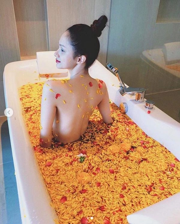 Trút bỏ xiêm y khoe lưng trần gợi cảm hương giang vẫn mất điểm bởi điều này