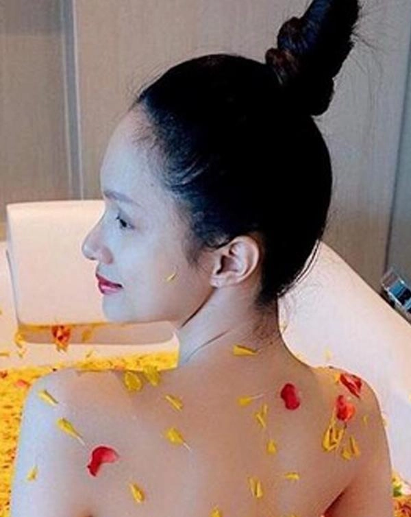 Trút bỏ xiêm y khoe lưng trần gợi cảm hương giang vẫn mất điểm bởi điều này