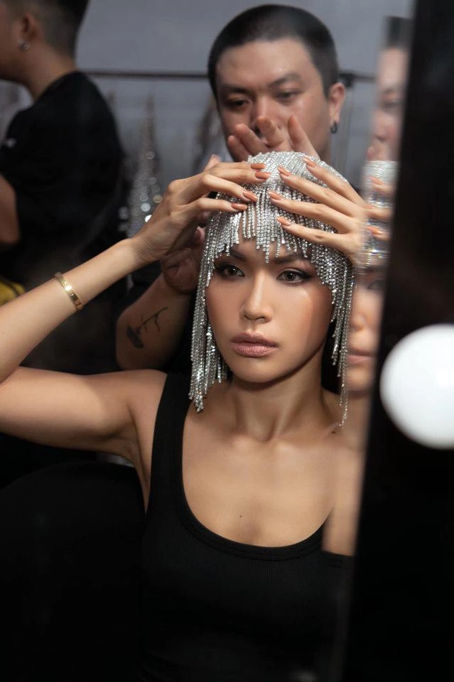 Tự makeup 3 tiếng để đi diễn minh tú xứng danh phù thủy makeup trong giới người mẫu