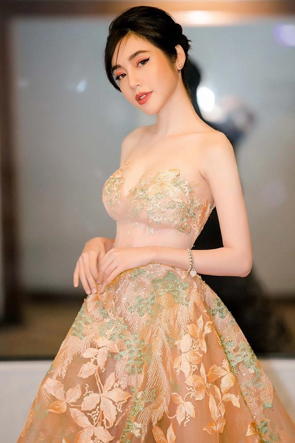Tự nhận mình là sư tử elly trần khiến người ta ngơ ngác sư tử gì dịu dàng thế này