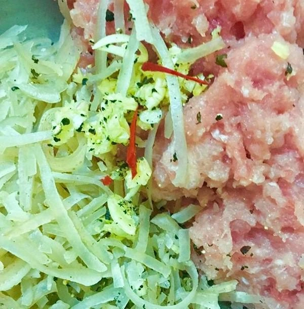 Từng thất bại thảm hại mẹ 2 con chia sẻ bí kíp làm nem chua thành công ngon tuyệt đỉnh