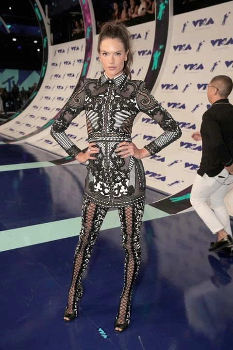 Vắng bóng taylor swift katy perry và nicki minaj kèn cựa váy áo tại vmas 2017