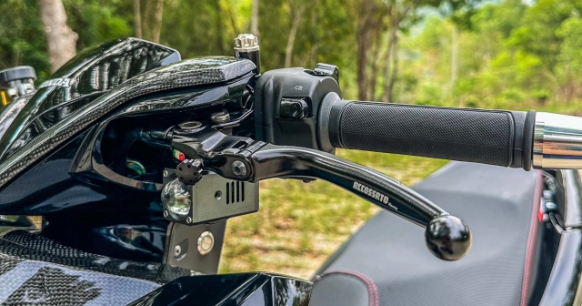 Vario độ nói không với độ pô nhưng ống xả vẫn trông sang chảnh và đẳng cấp