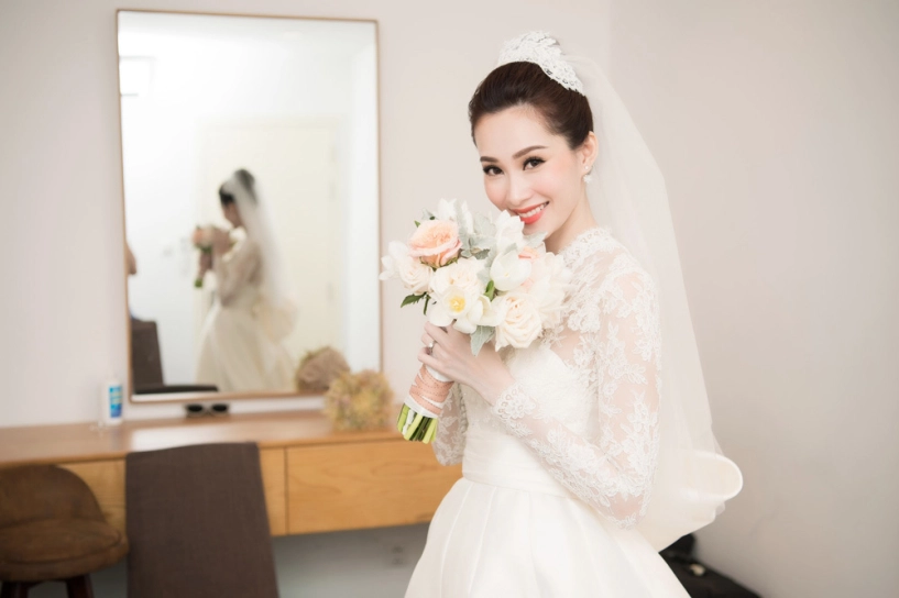 Váy cưới thu thảo mất 1 tháng để hoàn thiện và chỉnh sửa trực tiếp trên cơ thể cô ây