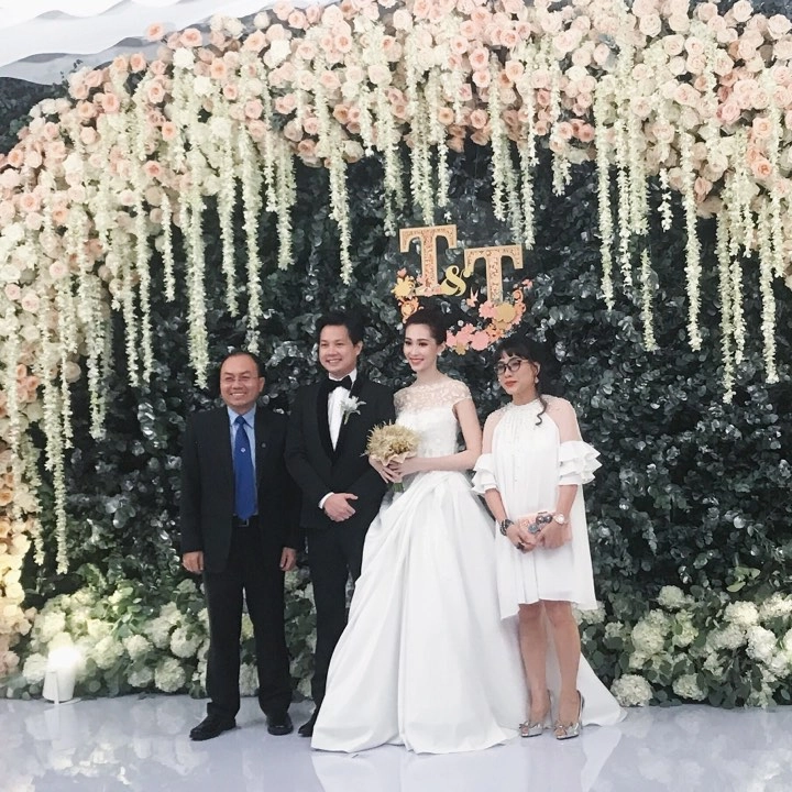 Váy cưới thu thảo mất 1 tháng để hoàn thiện và chỉnh sửa trực tiếp trên cơ thể cô ây