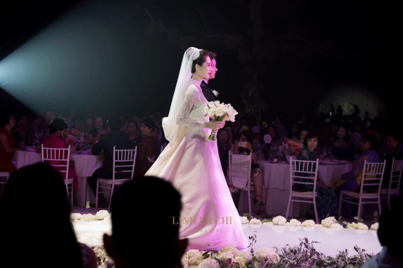 Váy cưới thu thảo mất 1 tháng để hoàn thiện và chỉnh sửa trực tiếp trên cơ thể cô ây