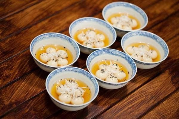 Về hải phòng ăn mệt nghỉ chè giun giá bể để biết đất cảng không chỉ có bánh đa cua