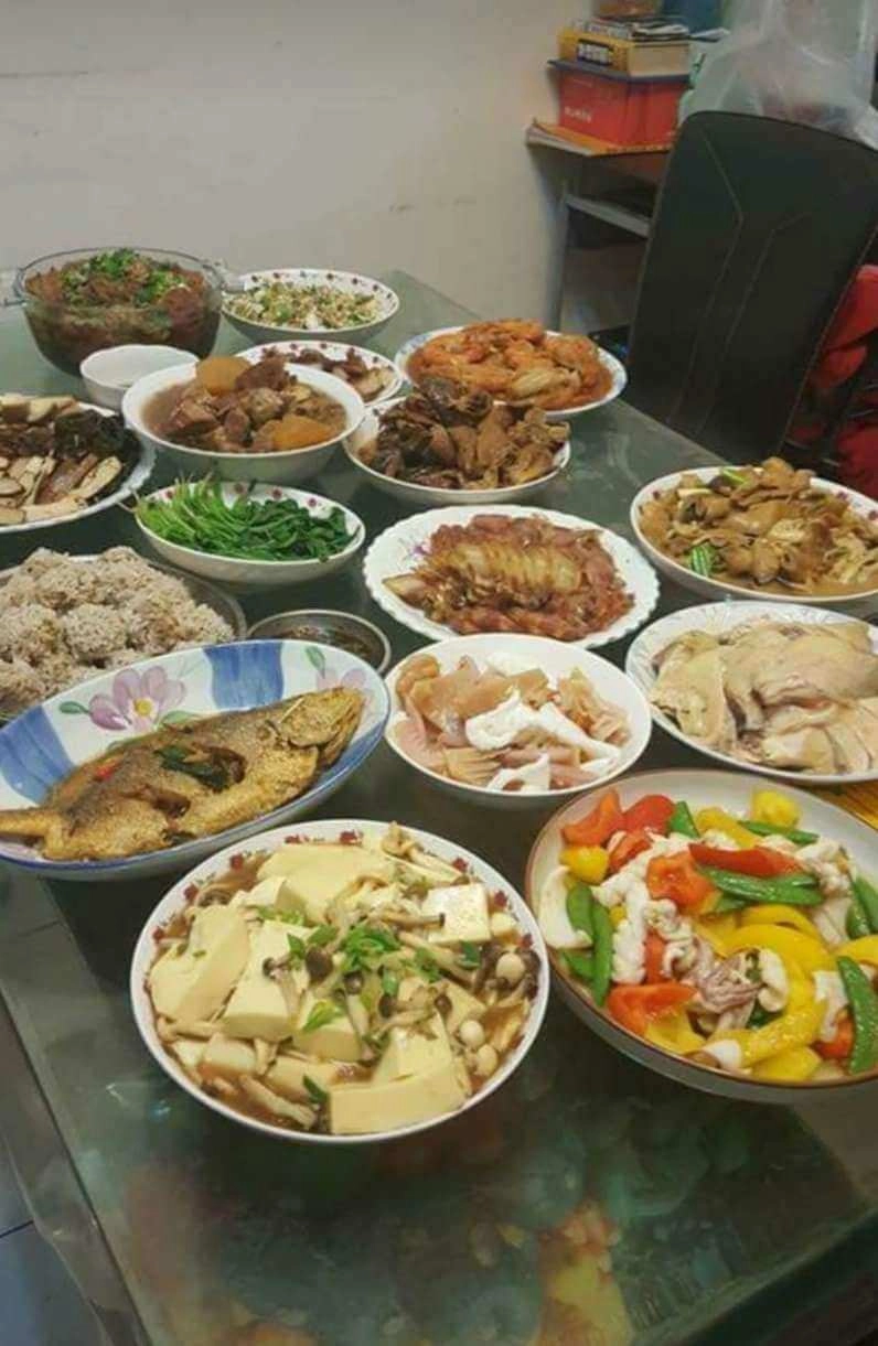 Về quê cháu được bà ngoại cặm cụi làm mâm cơm 17 món khiến dân mạng rơi nước mắt