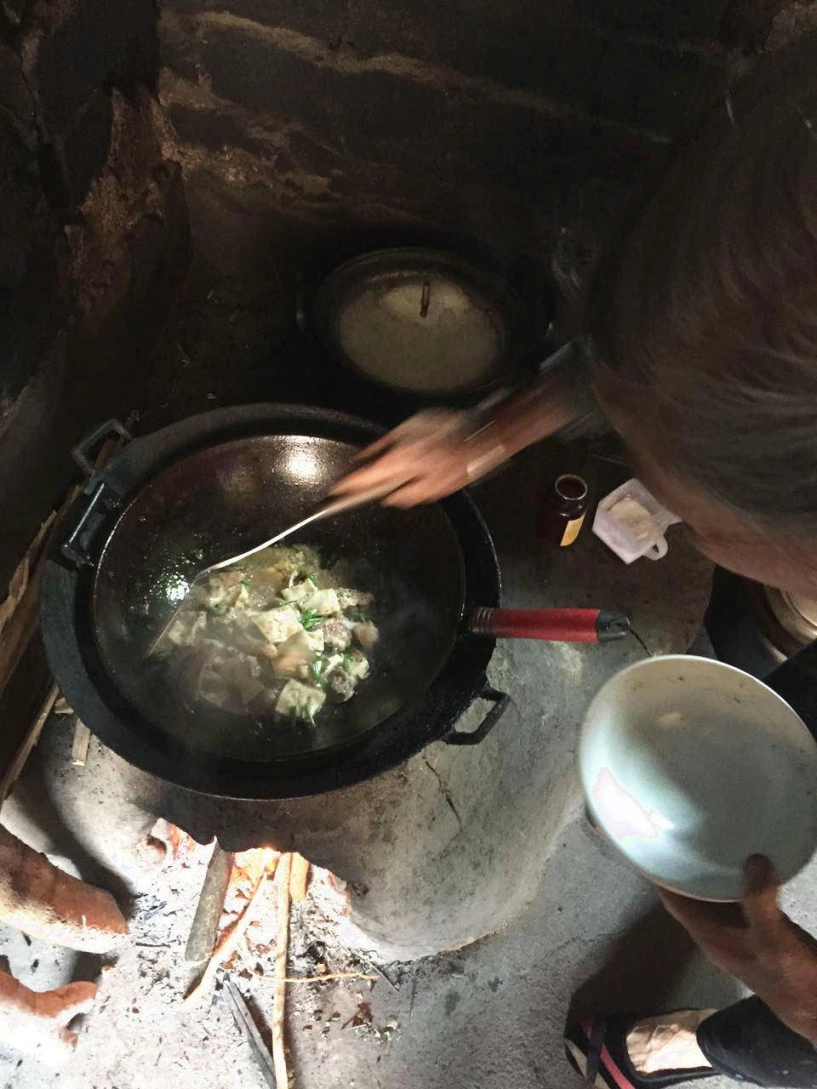 Về quê cháu được bà ngoại cặm cụi làm mâm cơm 17 món khiến dân mạng rơi nước mắt