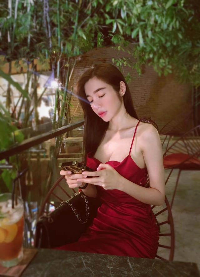 Vi diệu như vòng 1 của elly trần lúc căng tràn bức size lúc chảy xệ xém đụng rốn