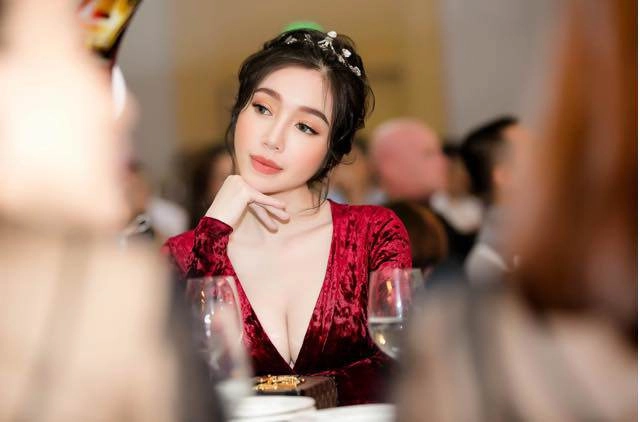 Vi diệu như vòng 1 của elly trần lúc căng tràn bức size lúc chảy xệ xém đụng rốn
