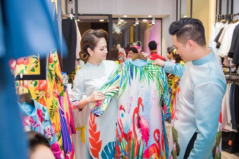 Việt anh không sợ vợ ghen khi thân thiết diện áo dài đôi với đan lê