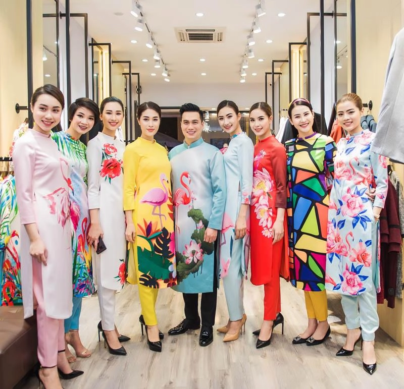 Việt anh không sợ vợ ghen khi thân thiết diện áo dài đôi với đan lê