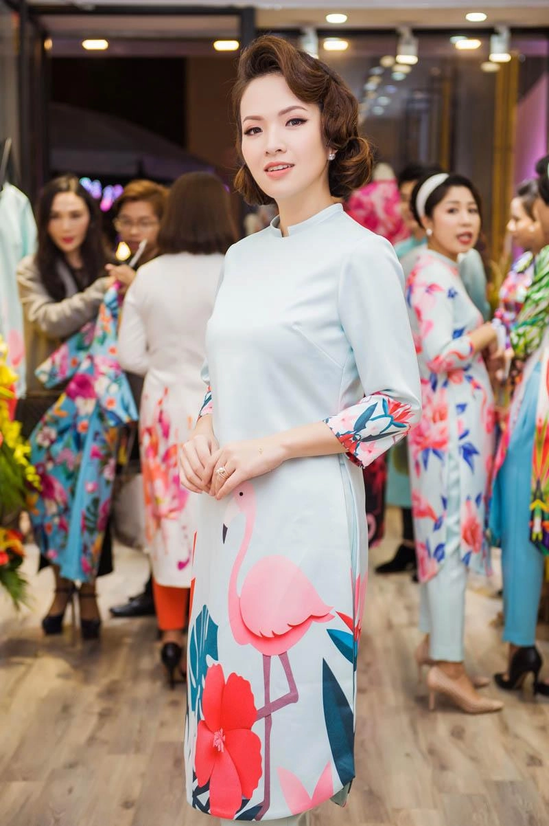 Việt anh không sợ vợ ghen khi thân thiết diện áo dài đôi với đan lê