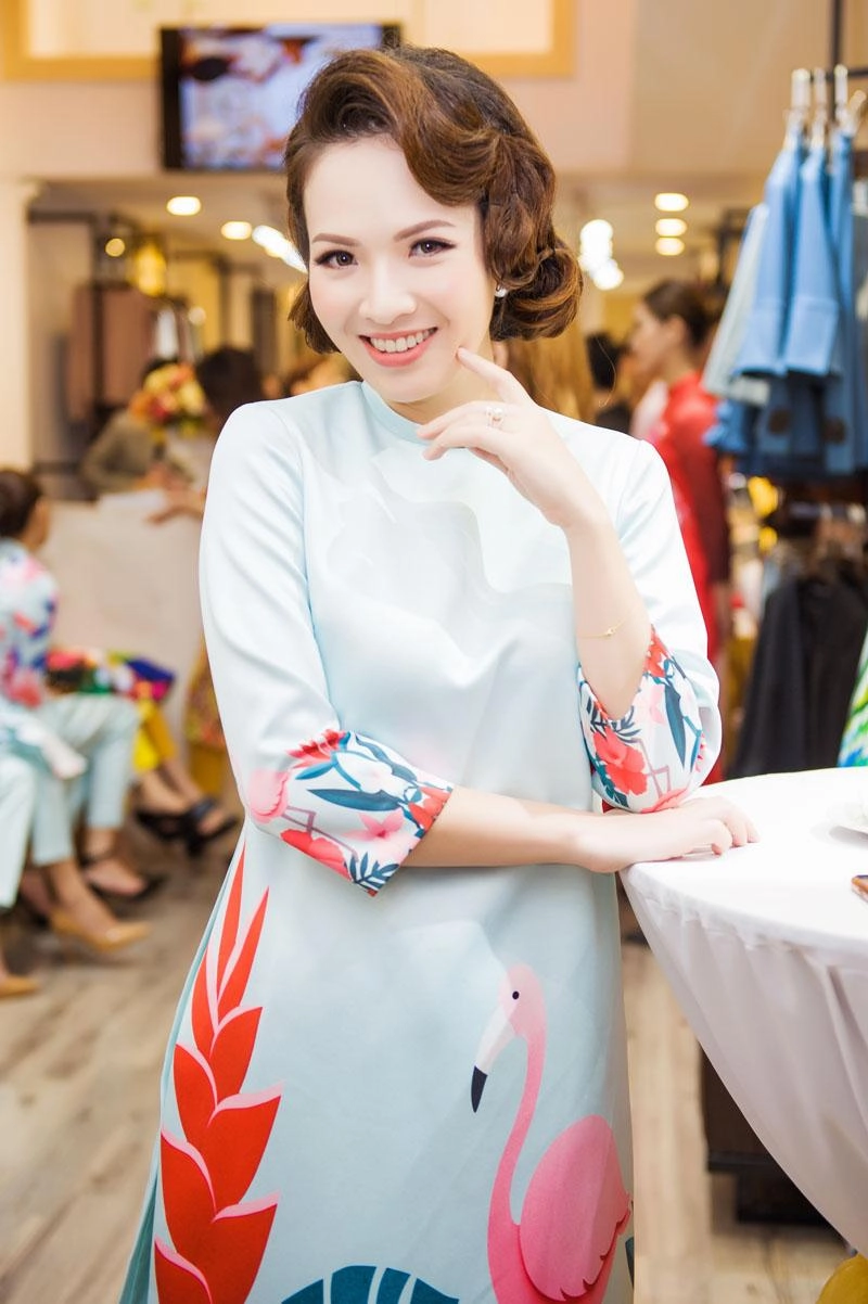 Việt anh không sợ vợ ghen khi thân thiết diện áo dài đôi với đan lê