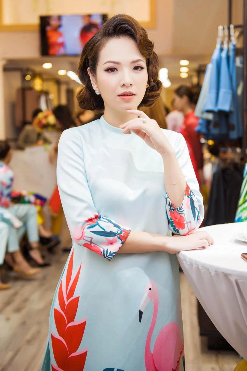 Việt anh không sợ vợ ghen khi thân thiết diện áo dài đôi với đan lê
