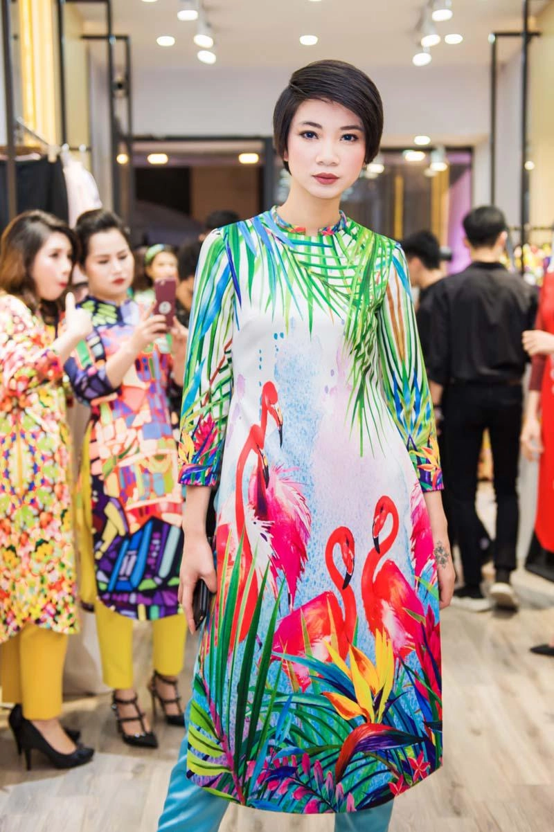 Việt anh không sợ vợ ghen khi thân thiết diện áo dài đôi với đan lê