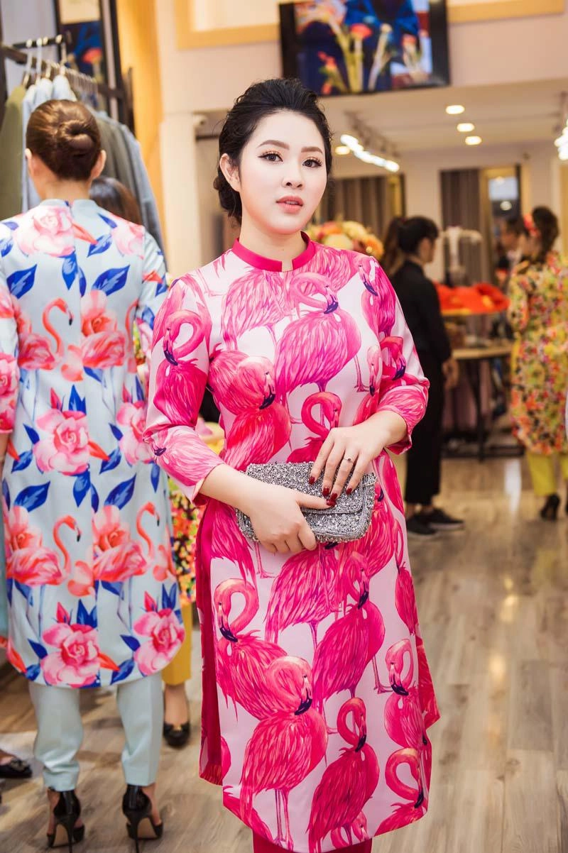 Việt anh không sợ vợ ghen khi thân thiết diện áo dài đôi với đan lê