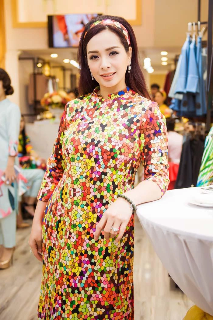 Việt anh không sợ vợ ghen khi thân thiết diện áo dài đôi với đan lê