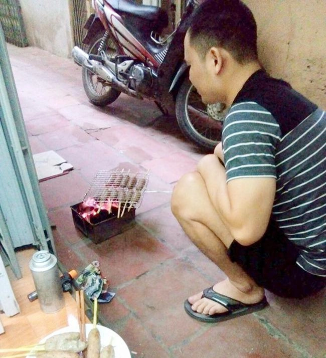 Vợ bầu thèm ăn chồng đảm lao vào bếp làm nem lụi khiến chị em ghen đỏ mắt