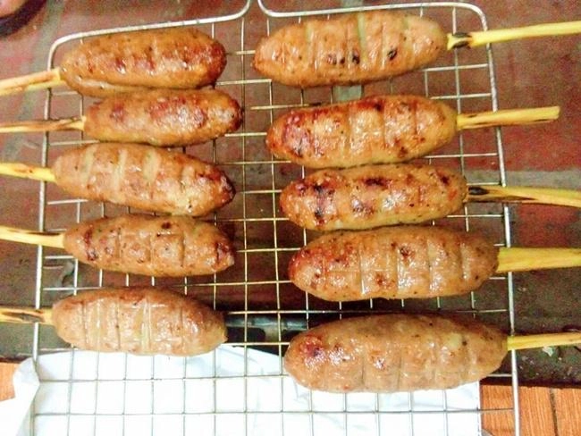 Vợ bầu thèm ăn chồng đảm lao vào bếp làm nem lụi khiến chị em ghen đỏ mắt