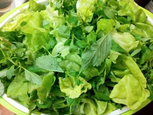 Vợ bầu thèm ăn chồng đảm lao vào bếp làm nem lụi khiến chị em ghen đỏ mắt