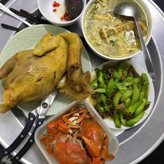Vợ đảm đang chia sẻ mâm cơm cho 4 người chồng con ăn không còn thừa một miếng