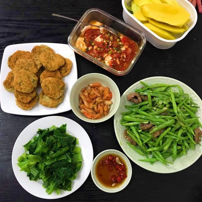 Vợ đảm đang chia sẻ mâm cơm cho 4 người chồng con ăn không còn thừa một miếng