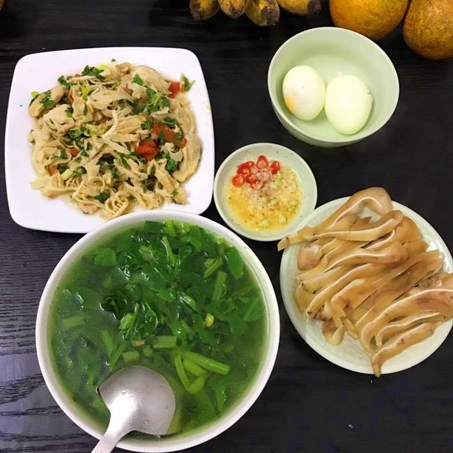 Vợ đảm đang chia sẻ mâm cơm cho 4 người chồng con ăn không còn thừa một miếng