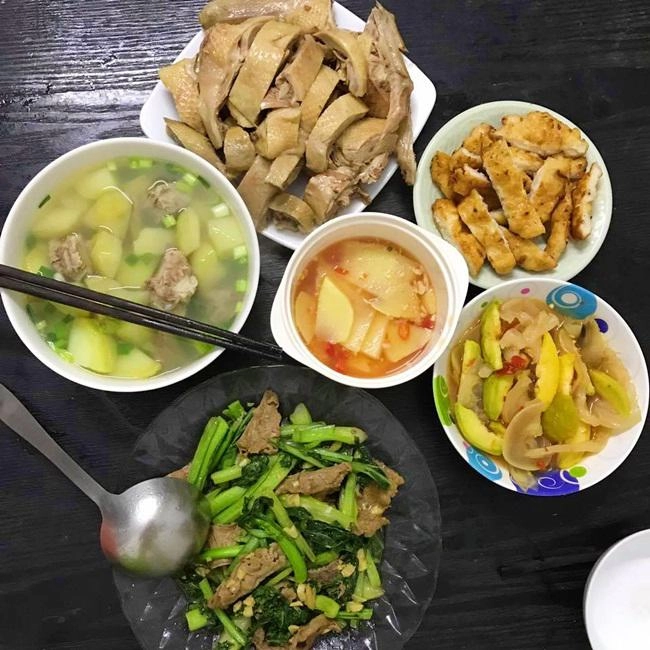 Vợ đảm đang chia sẻ mâm cơm cho 4 người chồng con ăn không còn thừa một miếng