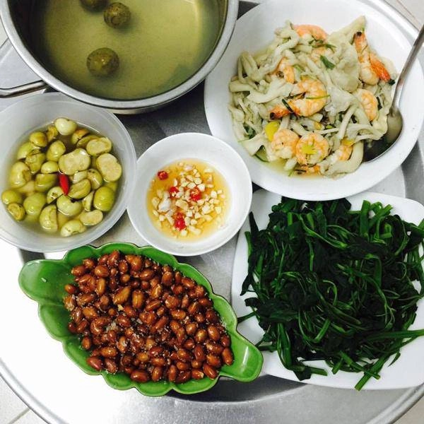 Vợ đảm đang chia sẻ mâm cơm cho 4 người chồng con ăn không còn thừa một miếng