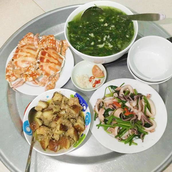 Vợ đảm đang chia sẻ mâm cơm cho 4 người chồng con ăn không còn thừa một miếng