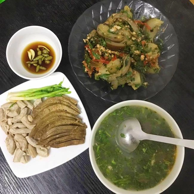 Vợ đảm đang chia sẻ mâm cơm cho 4 người chồng con ăn không còn thừa một miếng