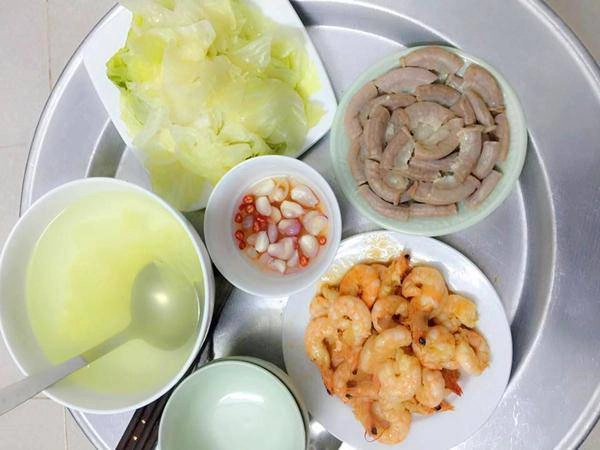 Vợ đảm đang chia sẻ mâm cơm cho 4 người chồng con ăn không còn thừa một miếng