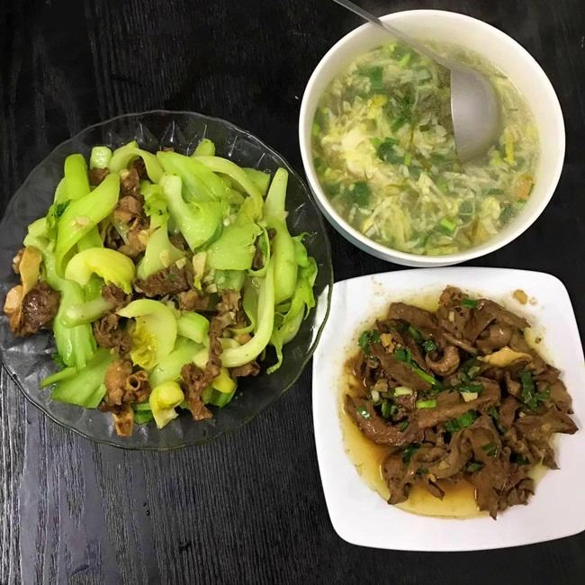 Vợ đảm đang chia sẻ mâm cơm cho 4 người chồng con ăn không còn thừa một miếng