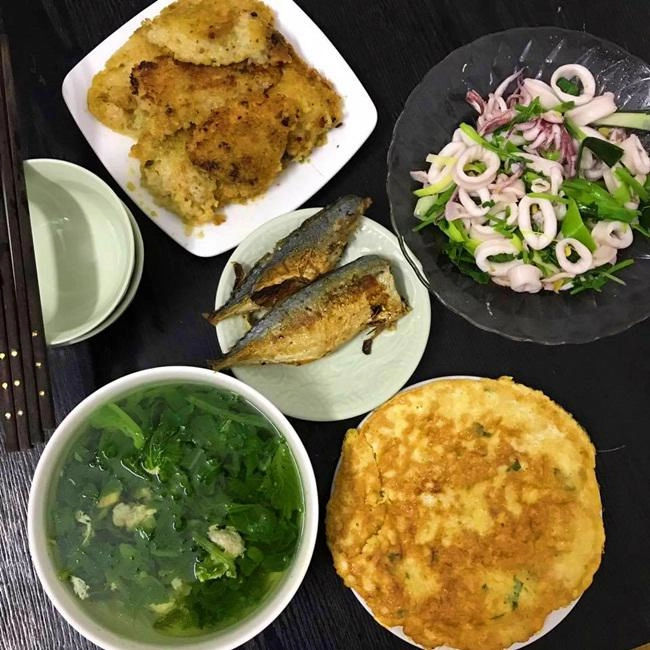 Vợ đảm đang chia sẻ mâm cơm cho 4 người chồng con ăn không còn thừa một miếng