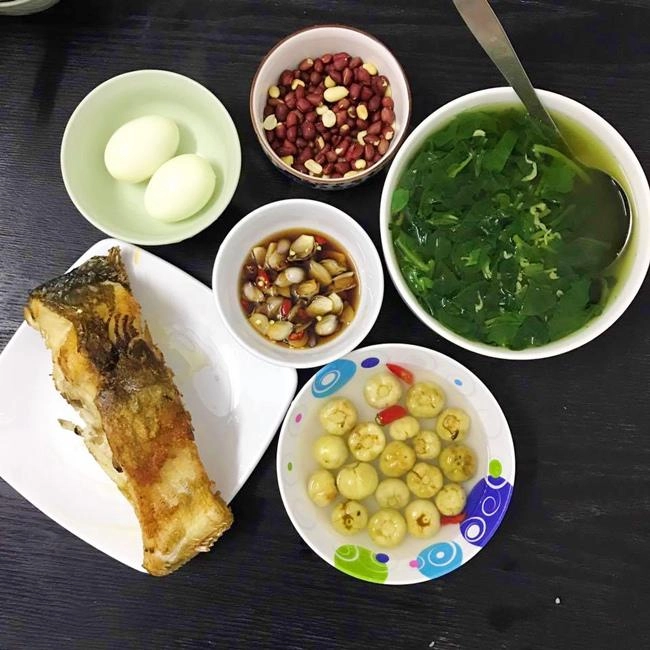 Vợ đảm đang chia sẻ mâm cơm cho 4 người chồng con ăn không còn thừa một miếng