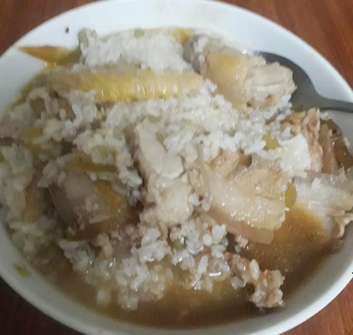 Vợ đẻ chồng đành trộn cơm ăn khiến người chê như cám lợn kẻ cảm động khi biết lý do