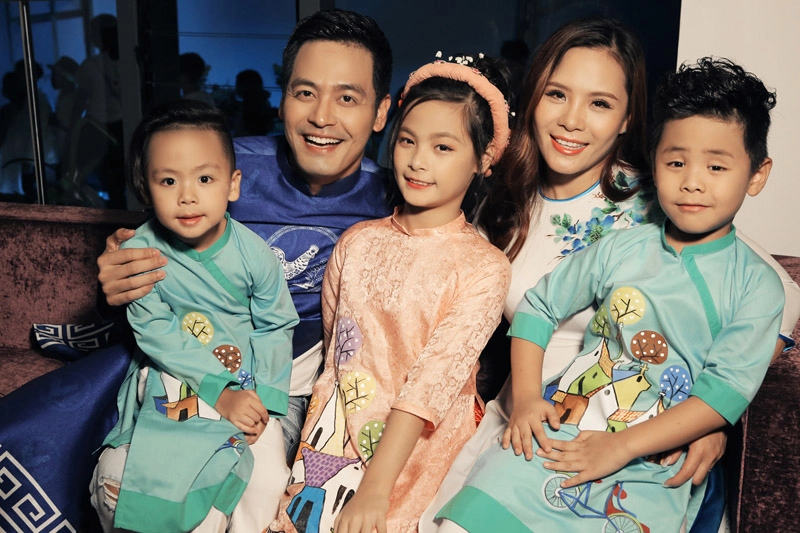 Vợ đẹp và 3 con xinh như thiên thần của mc phan anh phá đảo trên sàn diễn