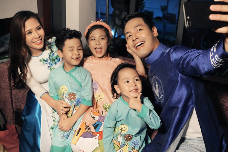 Vợ đẹp và 3 con xinh như thiên thần của mc phan anh phá đảo trên sàn diễn